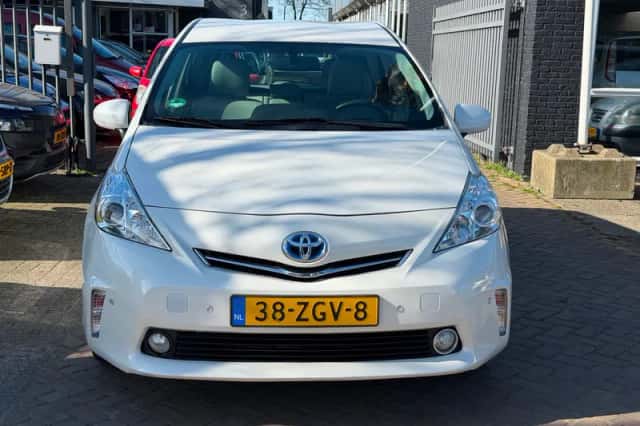 Toyota Prius Wagon (2011) thumbnail 5