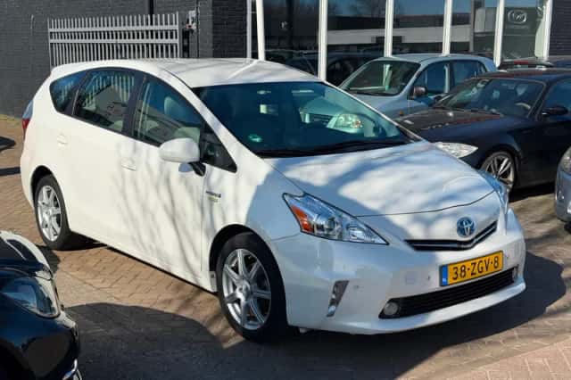 Toyota Prius Wagon (2011) thumbnail 6