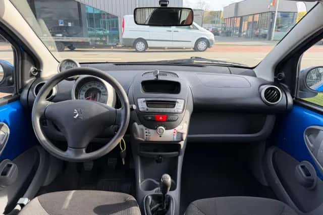 Peugeot 107 (2009) thumbnail 2