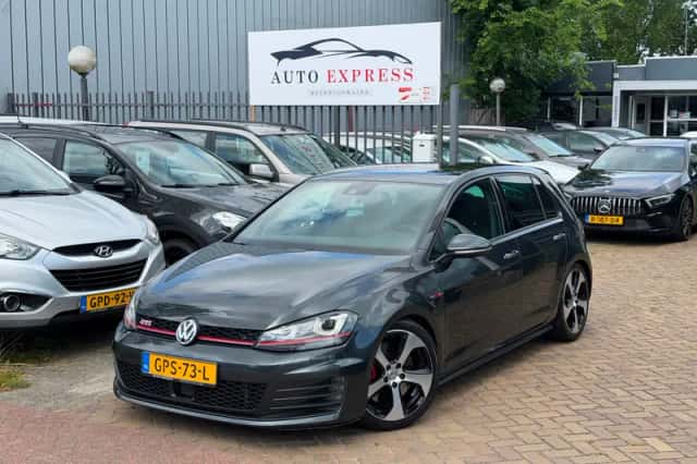 Volkswagen Golf (2015) thumbnail 1