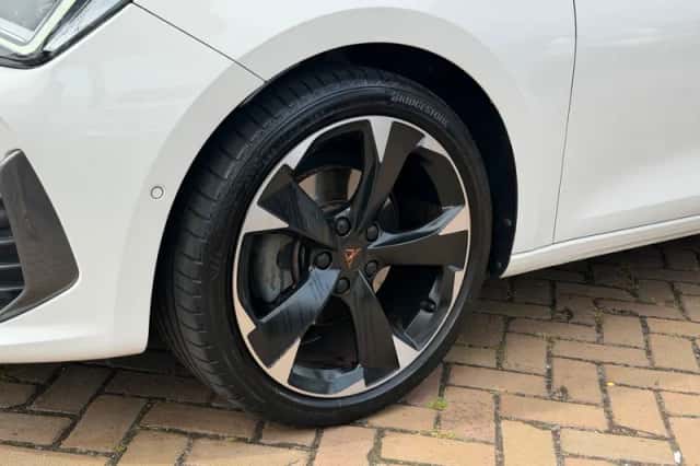 CUPRA Leon (2023) thumbnail 4