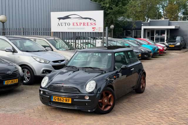 MINI Cooper (2005) thumbnail 1