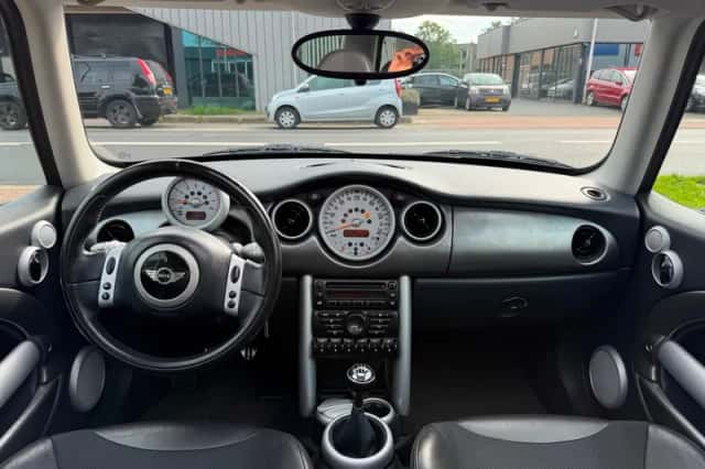MINI Cooper (2005) thumbnail 2