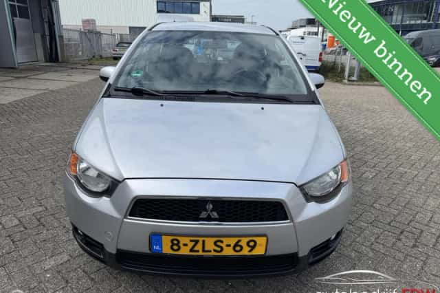 Mitsubishi Colt (2011) thumbnail 2