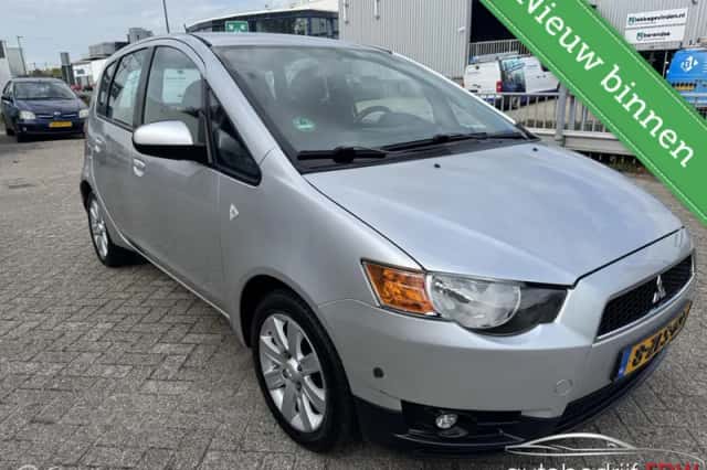 Mitsubishi Colt (2011) thumbnail 3