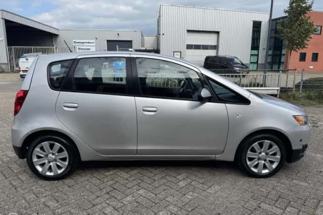 Mitsubishi Colt (2011) thumbnail 4