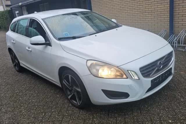 Volvo V60 (2011) thumbnail 3