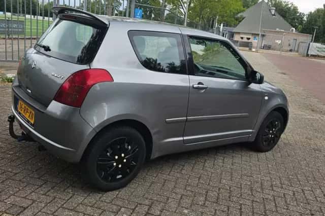Suzuki Swift (2005) thumbnail 3