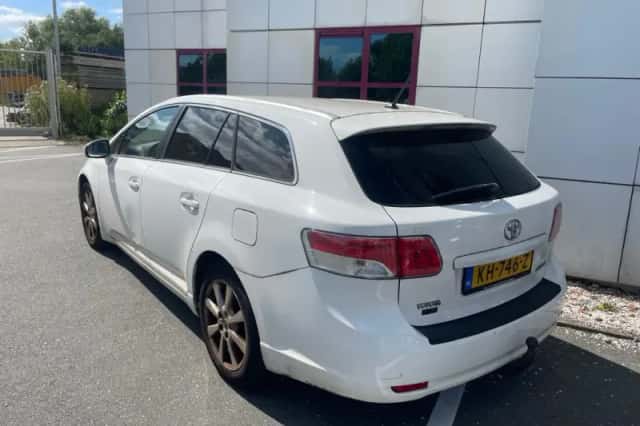 Toyota Avensis (2011) thumbnail 2