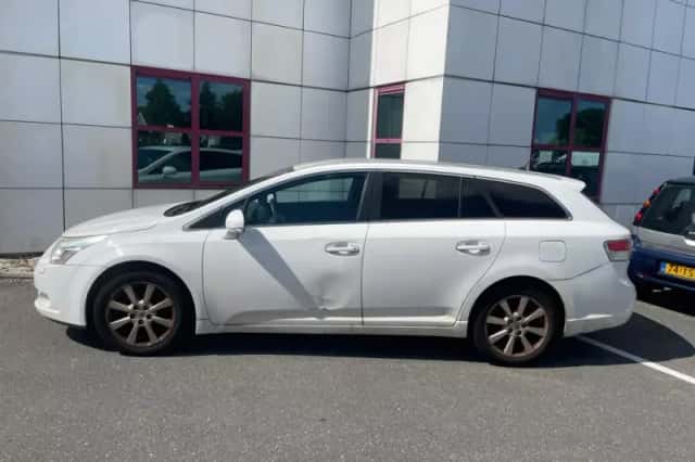 Toyota Avensis (2011) thumbnail 4