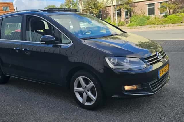 Volkswagen Sharan (2013) thumbnail 3