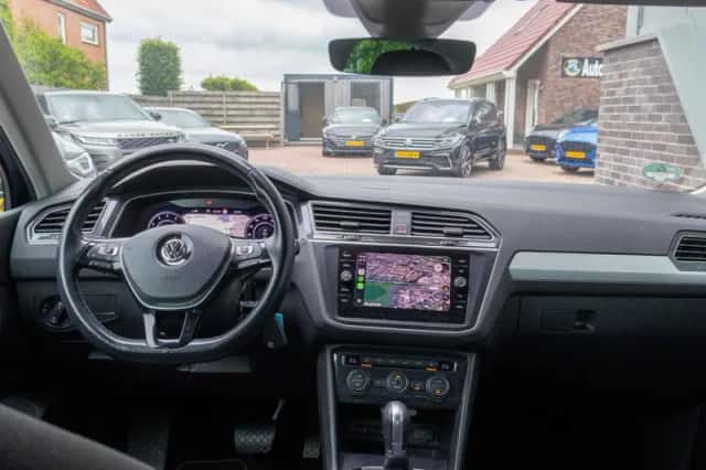 Volkswagen Tiguan (2017) thumbnail 2