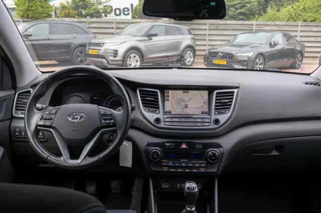 Hyundai Tucson (2016) thumbnail 2