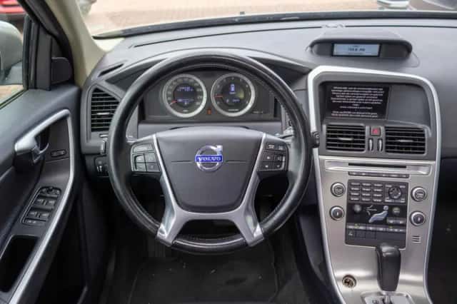 Volvo XC60 (2010) thumbnail 2