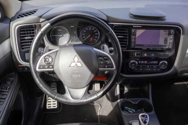 Mitsubishi Outlander (2014) thumbnail 2