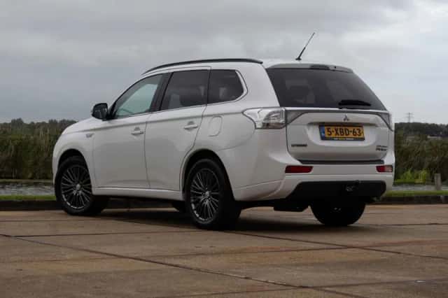 Mitsubishi Outlander (2014) thumbnail 3