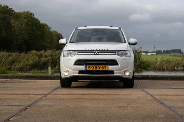 Mitsubishi Outlander (2014) thumbnail 6