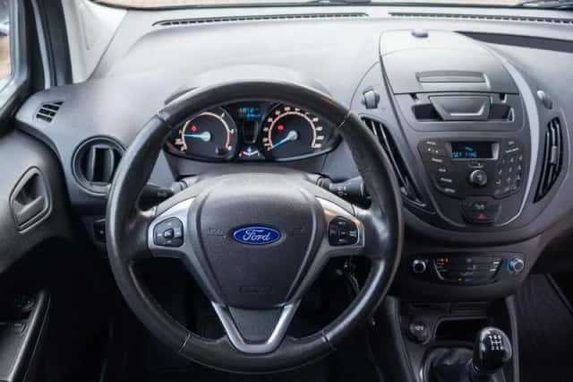 Ford Transit Courier (2017) thumbnail 2