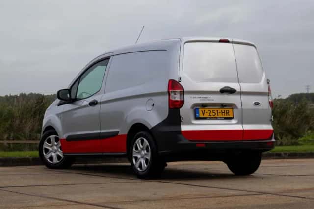 Ford Transit Courier (2017) thumbnail 3
