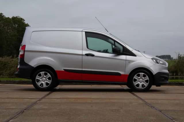 Ford Transit Courier (2017) thumbnail 4