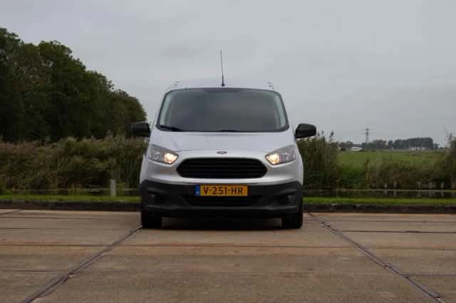 Ford Transit Courier (2017) thumbnail 5