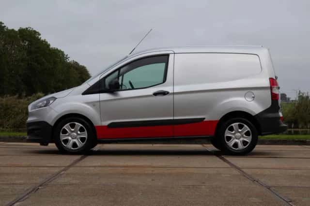 Ford Transit Courier (2017) thumbnail 6
