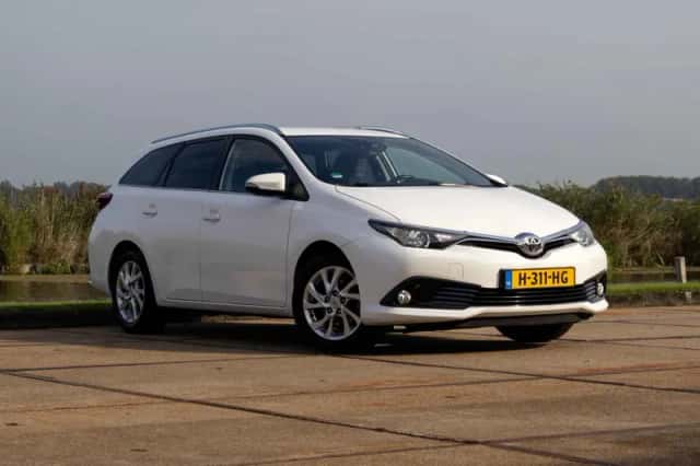 Toyota Auris (2018) thumbnail 1