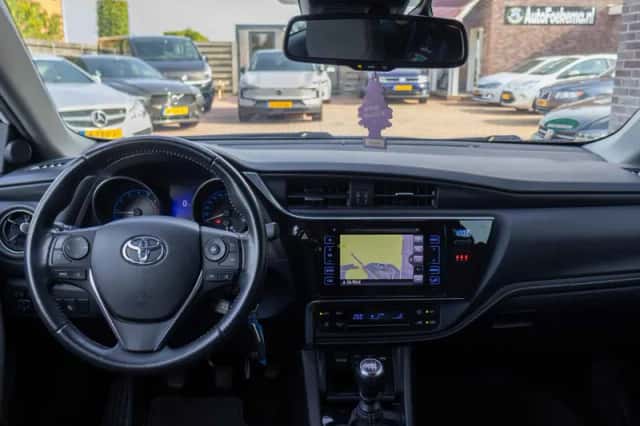 Toyota Auris (2018) thumbnail 2