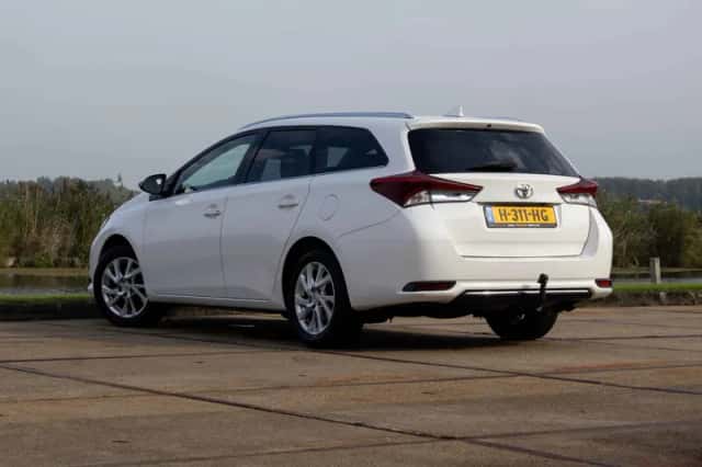 Toyota Auris (2018) thumbnail 3