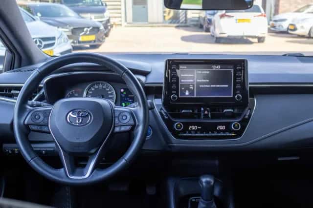 Toyota Corolla (2021) thumbnail 2