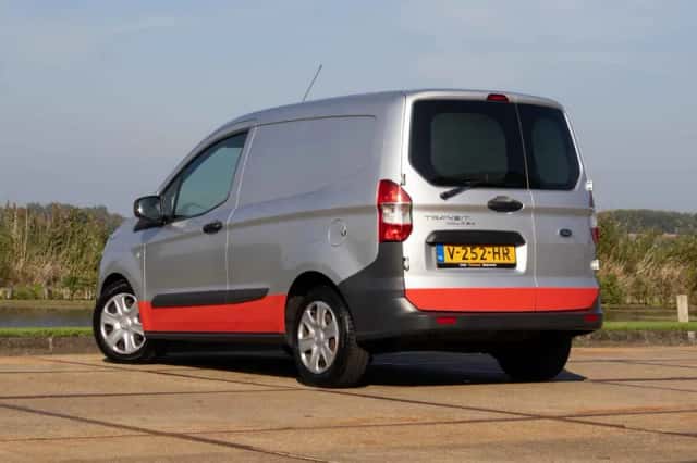 Ford Transit Courier (2017) thumbnail 2
