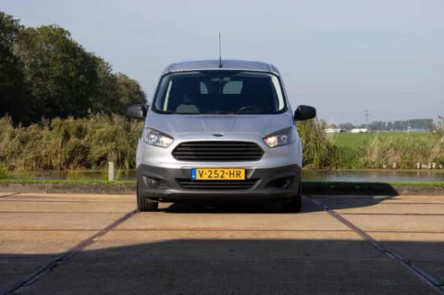 Ford Transit Courier (2017) thumbnail 3