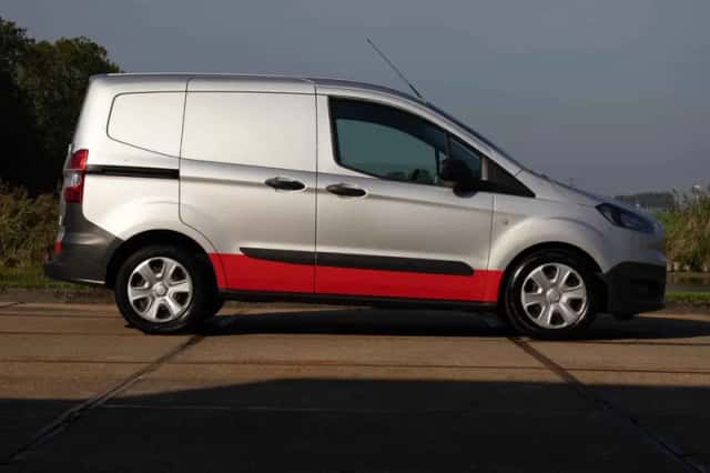 Ford Transit Courier (2017) thumbnail 4