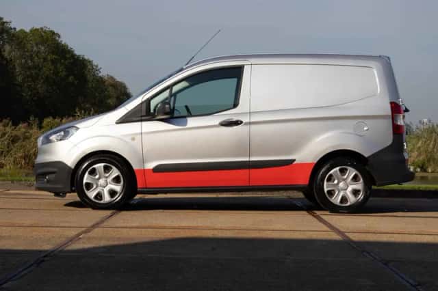 Ford Transit Courier (2017) thumbnail 6
