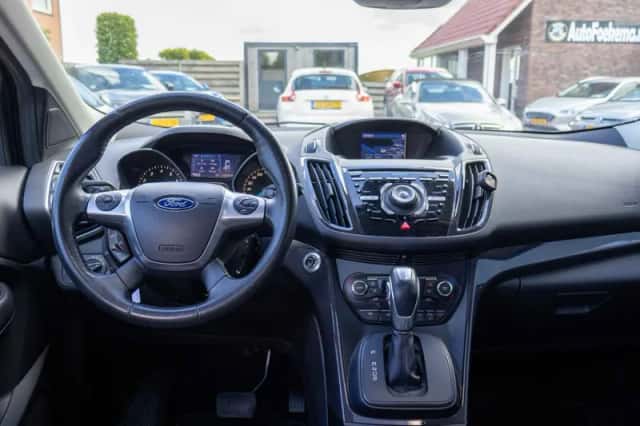 Ford Kuga (2015) thumbnail 2
