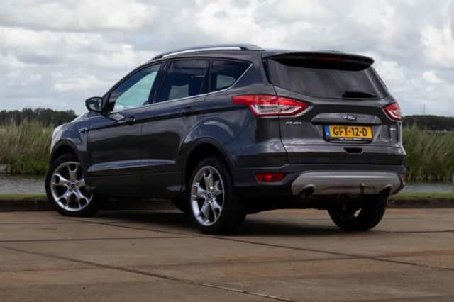 Ford Kuga (2015) thumbnail 3