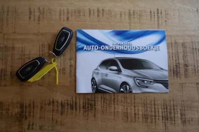 Ford Kuga (2015) thumbnail 4