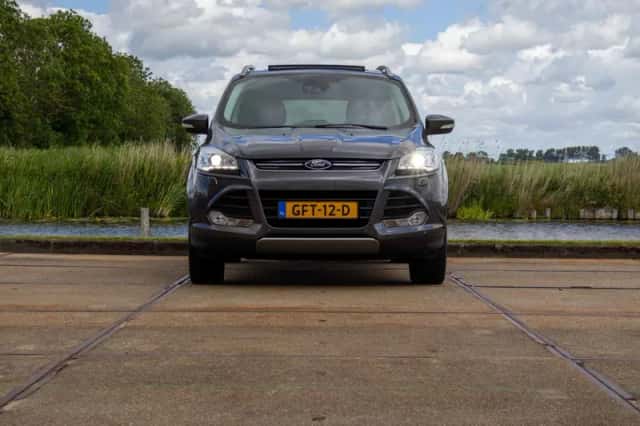 Ford Kuga (2015) thumbnail 5