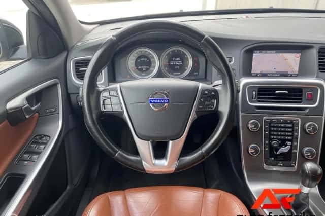 Volvo V60 (2012) thumbnail 3