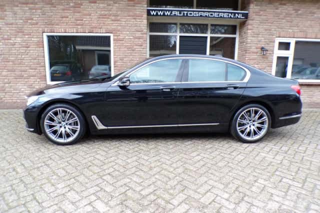 BMW 7-Serie (2017) thumbnail 2