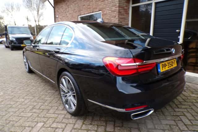 BMW 7-Serie (2017) thumbnail 3