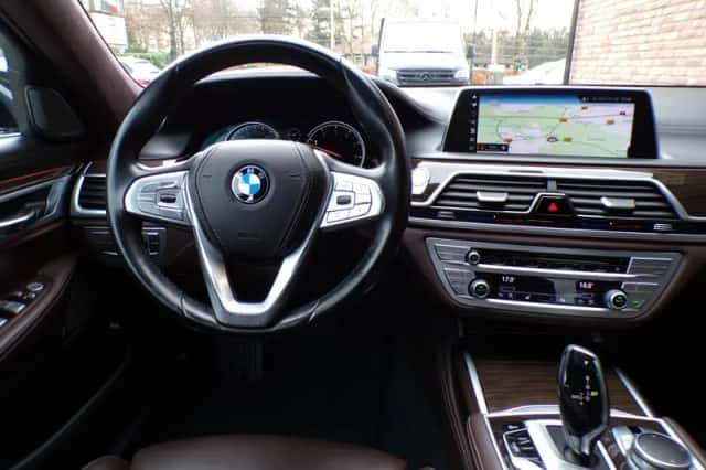 BMW 7-Serie (2017) thumbnail 5