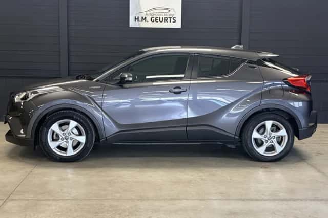 Toyota C-HR (2018) thumbnail 2
