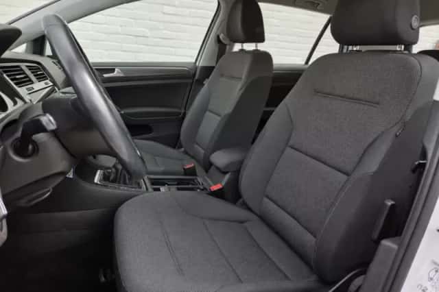 Volkswagen Golf (2018) thumbnail 3