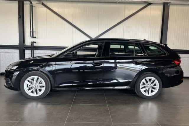 Škoda Octavia (2023) thumbnail 2