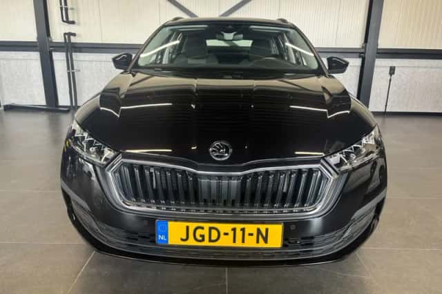 Škoda Octavia (2023) thumbnail 3