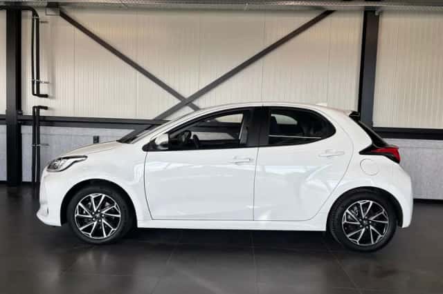 Toyota Yaris (2024) thumbnail 3