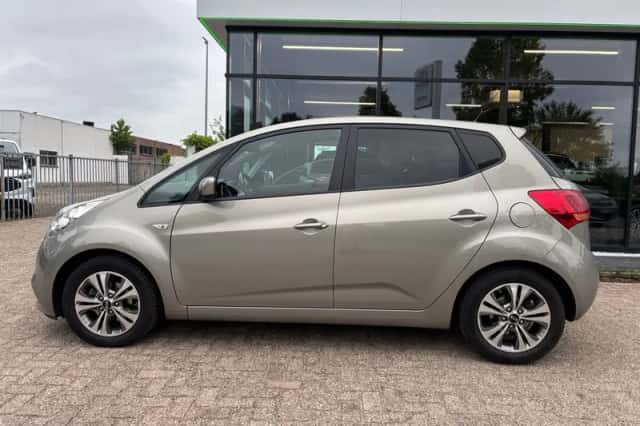 Kia Venga (2016) thumbnail 4