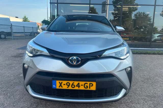 Toyota C-HR (2023) thumbnail 3