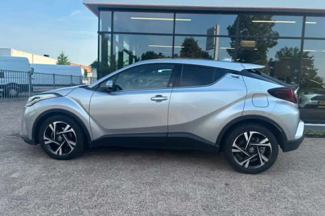 Toyota C-HR (2023) thumbnail 4